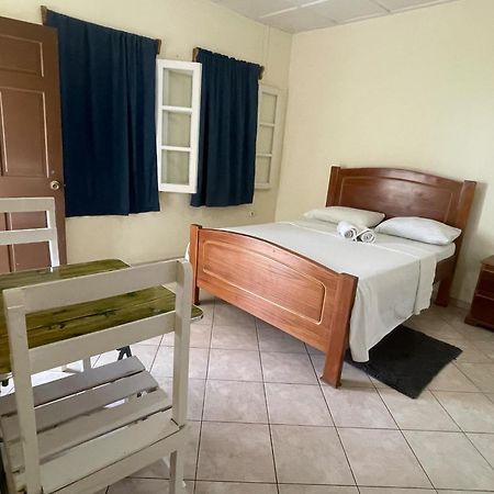 Pensao Domingas Hotel Сао Филипе Екстериор снимка